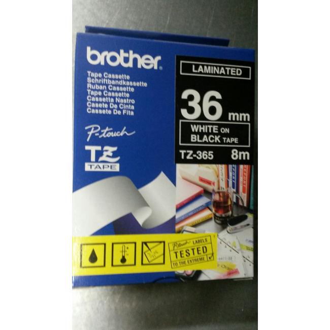 Brother TZe-365 36 mm schwarz/weißes selbstklebendes Klebeband
